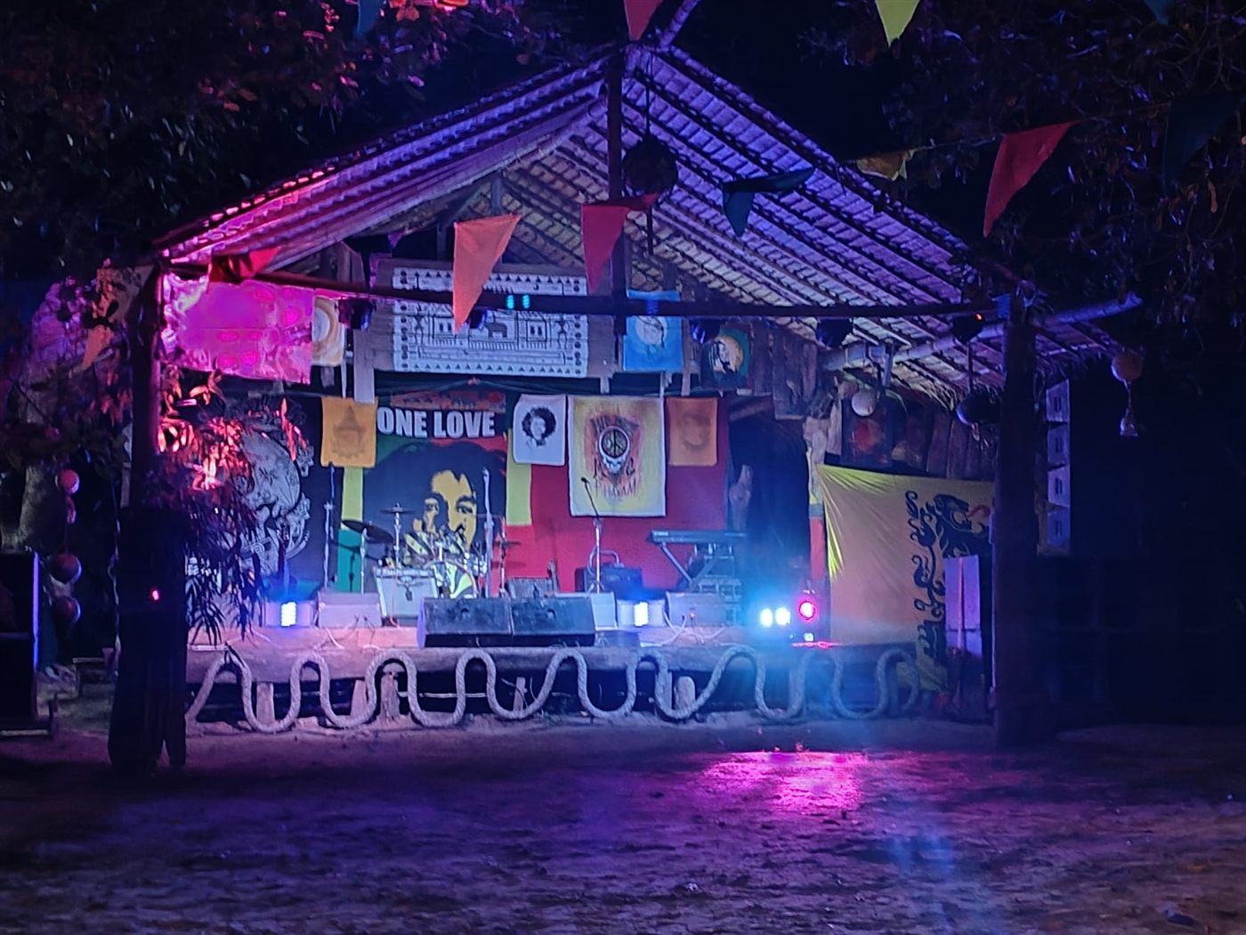 Bunt beleuchtete Bühne der Freedom Bar beim Reggae-Konzert